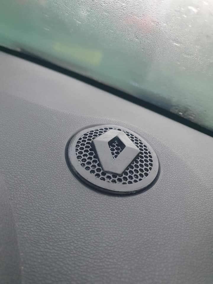 Photo of renault clio mk3 tweeter vent