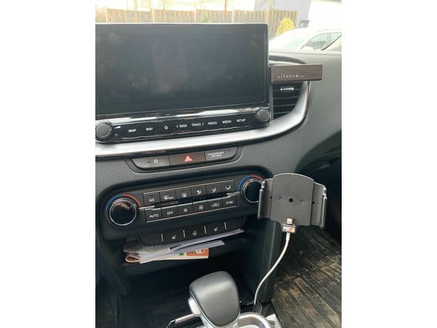 KIA XCeed phone mount - image 2 of 4