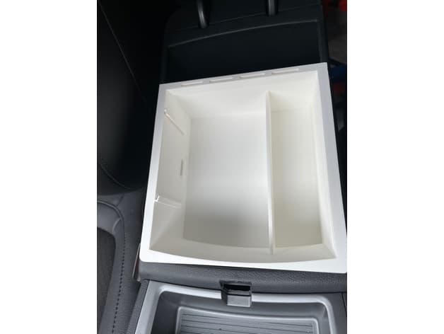 Hyundai Kona Console Tray with coin - image 5 of 5