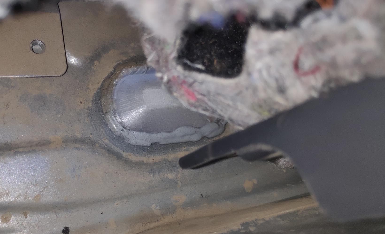 Mitsubishi Outlander III (PHEV) GG2W Floor Plug Replacement - image 3 of 5