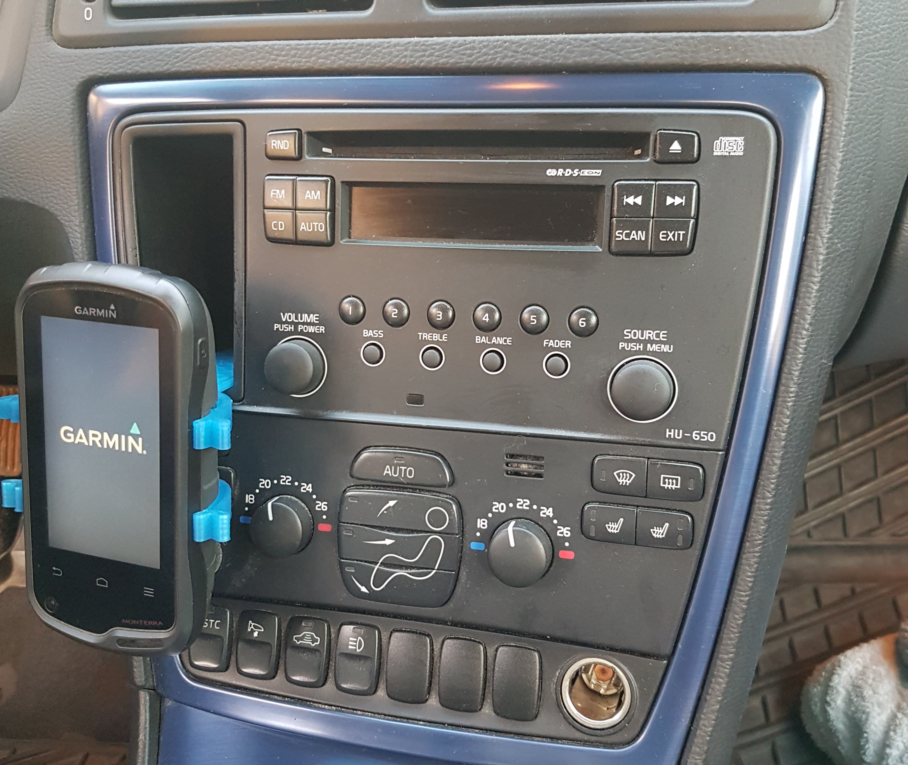 Volvo V70 XC70 Garmin Monterra/Montana Mount - image