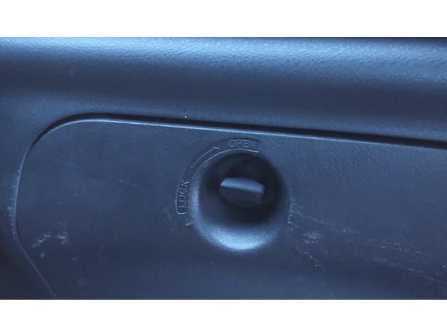 Opel Frontera B trunk interior door knob - image