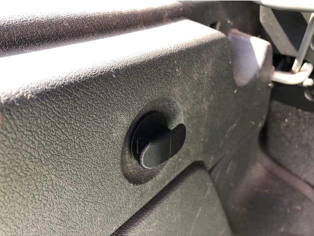 Jeep Cherokee XJ: Halterung im Kofferraum / Bracket in the Trunk - image
