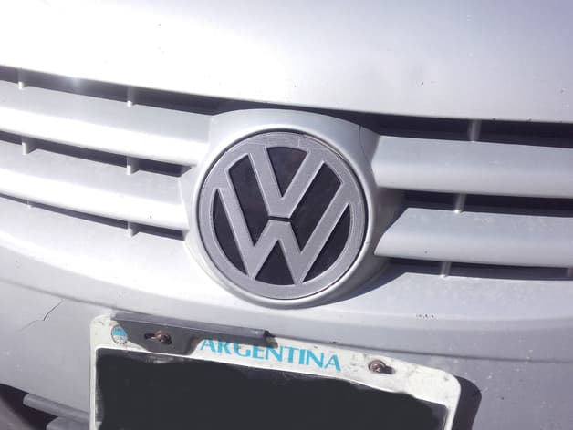 VW GOL TREND 2007 FRONT EMBLEM - image