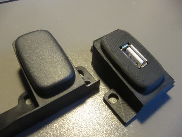 Photo of Honda Civic 2006 centre console USB ports