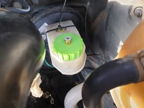 Renault brake reservoir cap / bouchon frein - image